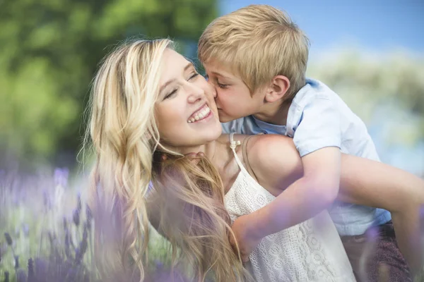 Lycklig Mamma Med Son Står Lavendelfält — Stockfoto