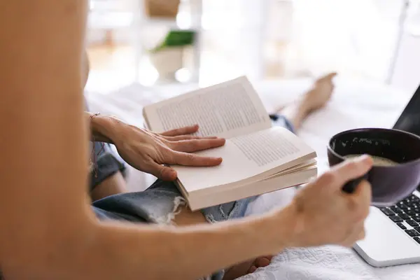 Yatak Içme Kahve Üzerinde Oturan Kadın Kullanarak Dizüstü Bilgisayar Kitap — Stok fotoğraf