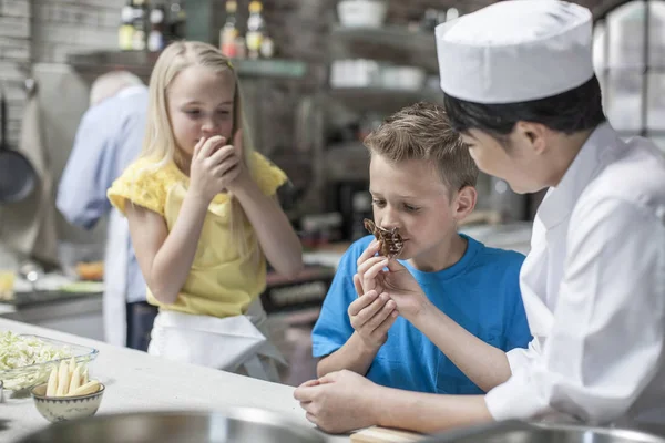 Frères Sœurs Sentant Nourriture Chef Cours Cuisine — Photo