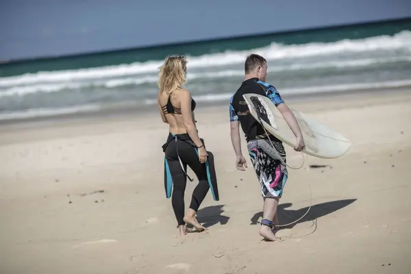 Adolescente Con Síndrome Mujer Con Tabla Surf Playa — Foto de Stock