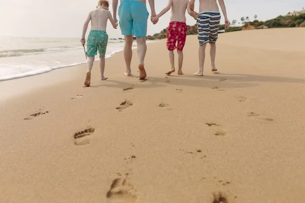 Padre Hijos Caminando Playa Las Vacaciones Verano —  Fotos de Stock