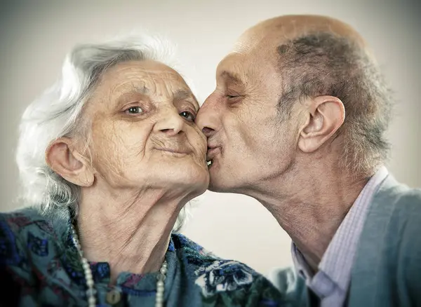 Портрет Пожилого Мужчины Целующегося Улыбкой Женщины — стоковое фото