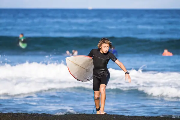 Hiszpania Teneryfa Chłopca Przewozu Desek Surfingowych Morzu — Zdjęcie stockowe
