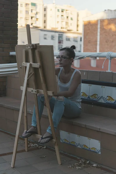 Junge Frau Zeichnet Auf Dachterrasse Ihres Penthouses — Stockfoto