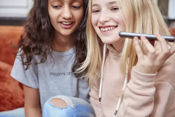Dwie Dziewczyny Szczęśliwy Domu Przy Użyciu Smartfona — Zdjęcie stockowe