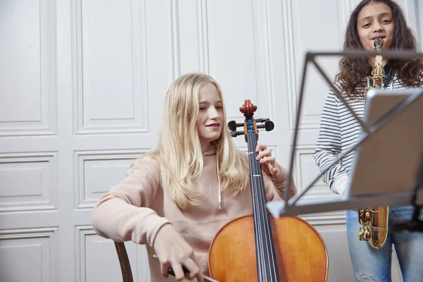 Duas Garotas Tocando Violoncelo Saxofone Juntas — Fotografia de Stock