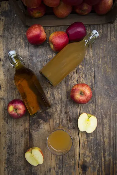 Botellas y vaso de zumo de manzana — Foto de Stock