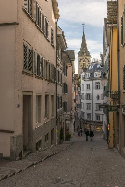 Suisse Zurich Pfalzgasse Avec Église Saint Peters Arrière Plan — Photo