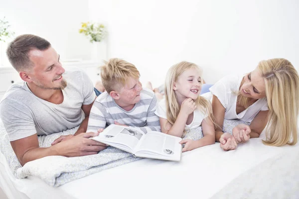 Family Lying Bed Reading Book Together — Stock Photo, Image