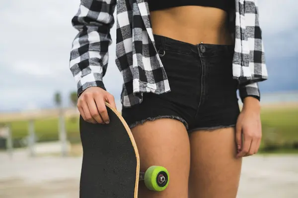 Close Woman Skateboard Wearing Black Hot Pants — Stock Photo, Image