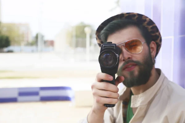 Νεαρός Άνδρας Χρησιμοποιώντας Ένα Εκλεκτής Ποιότητας Βίντεο Κάμερα — Φωτογραφία Αρχείου
