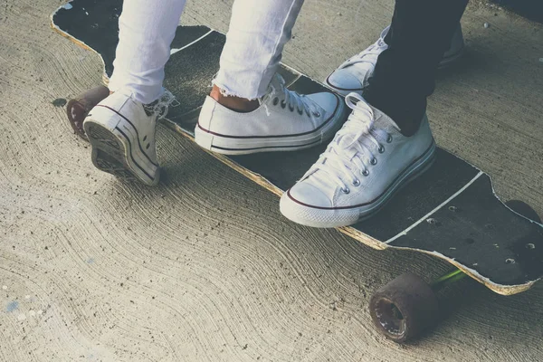 Fötter Två Tonåringar Skateboard — Stockfoto