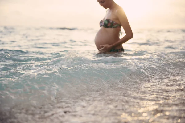 Hamile Kadın Arka Işık Denizde Ayakta — Stok fotoğraf