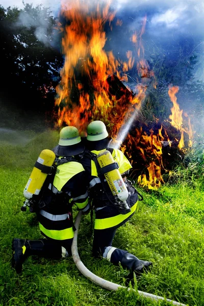 Bomberos Extinguiendo Fuego Naturaleza — Foto de Stock