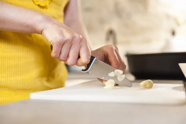 Vrouw Snijden Knoflook Hakken Bestuur Keuken — Stockfoto