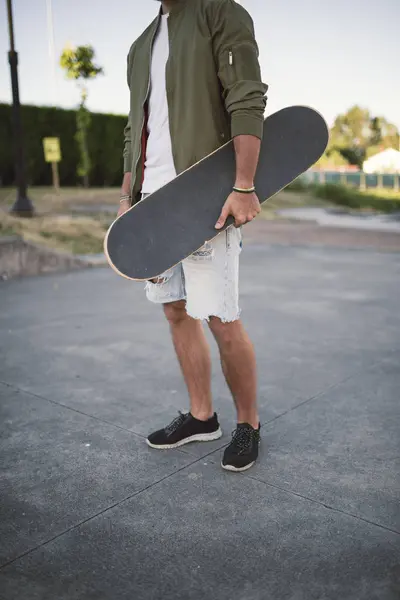 Man standing with skateboard — Stock Photo, Image