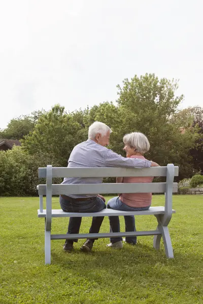 Heureux Couple Âgé Assis Sur Banc Dans Jardin — Photo