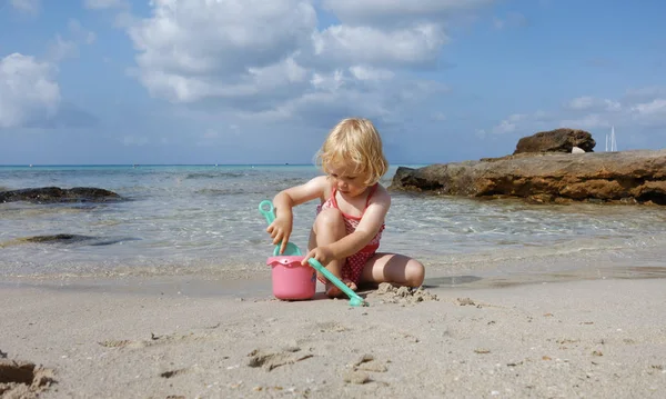 Mała Dziewczynka Bawiąca Się Plaży — Zdjęcie stockowe