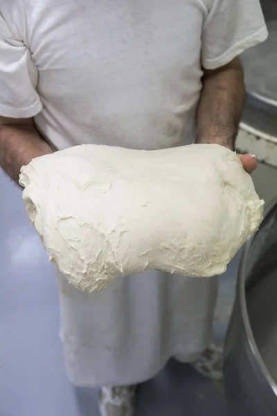 Bäcker Hält Teig Einer Bäckerei — Stockfoto