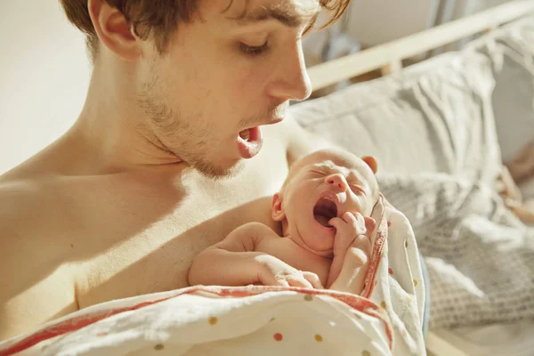 Pai Imitando Bocejo Seu Bebê Recém Nascido — Fotografia de Stock
