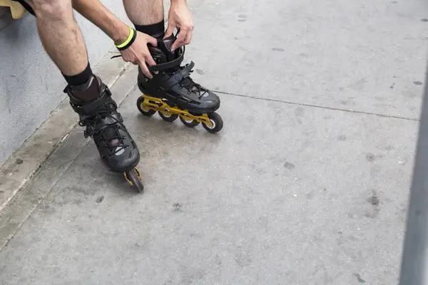 Abgeschnittenes Bild Eines Mannes Der Freien Rollerblades Trägt — Stockfoto