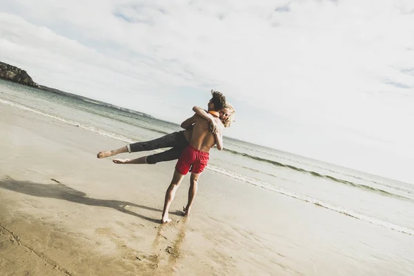 Giocoso Adolescente Coppia Sulla Spiaggia — Foto Stock