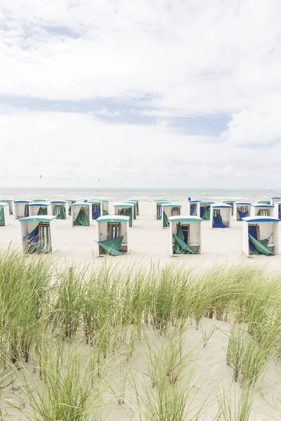Пустые пляжные хижины в низкий сезон — стоковое фото