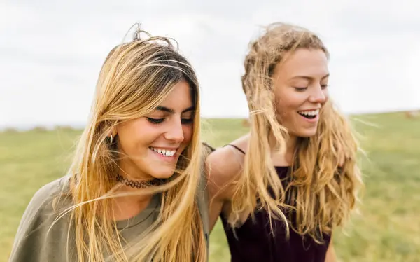 Zwei Blonde Teenagermädchen Spazieren Der Küste — Stockfoto