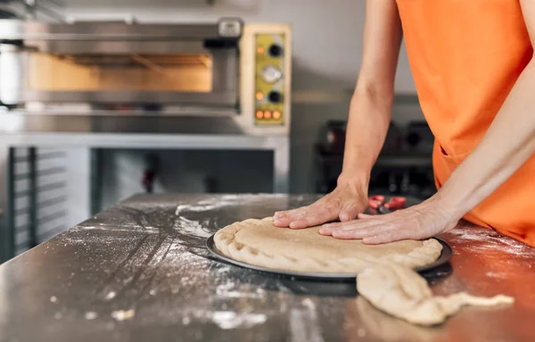 Woman's hands preparing pizza dough — Stock Photo, Image