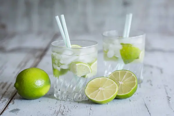 Glasögon infunderas vatten med lime — Stockfoto