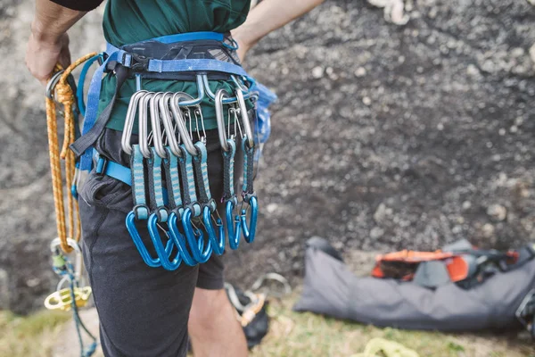 Close Alpinista Perto Rocha Com Equipamento Escalada — Fotografia de Stock