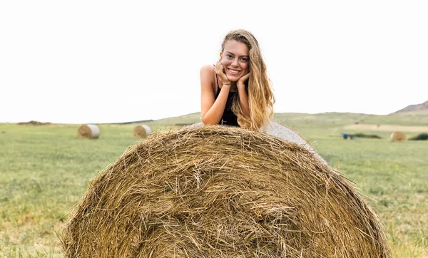 Portret Van Glimlachen Blond Tienermeisje Liggend Stro Baal — Stockfoto