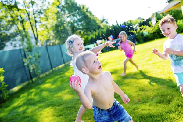 Kinderen Met Plezier Met Water Bommen Tuin — Stockfoto