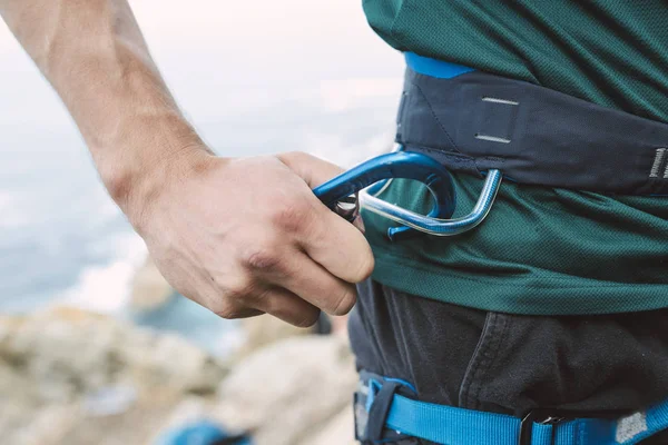 Nahaufnahme Eines Bergsteigers Der Eine Karabine Klettergurt Platziert — Stockfoto