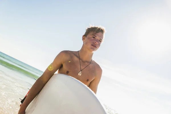 Teenager Trägt Surfbrett Auf Dem Meer — Stockfoto