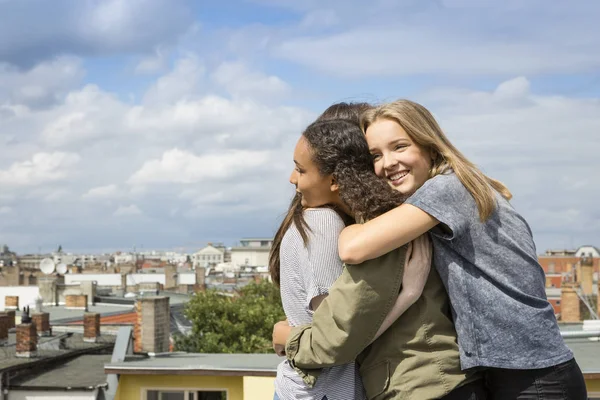 Три Счастливые Девочки Подростки Обнимают Друг Друга Крыше — стоковое фото