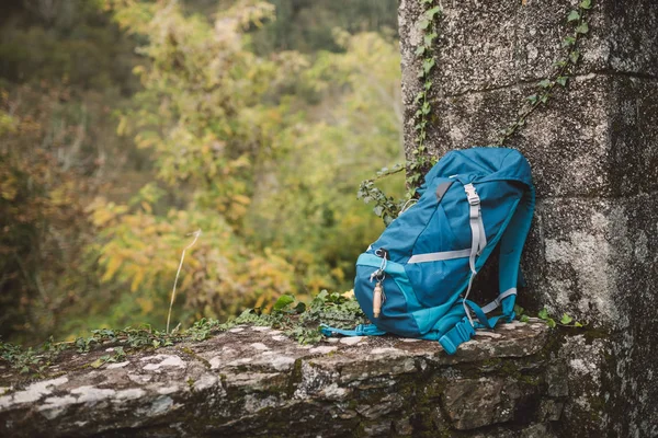 Blue Backpack Stone Wall Nature — Stock Photo, Image