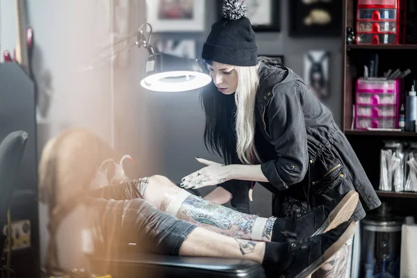 Жіночий Художник Татуювання Татуювання Ноги — стокове фото