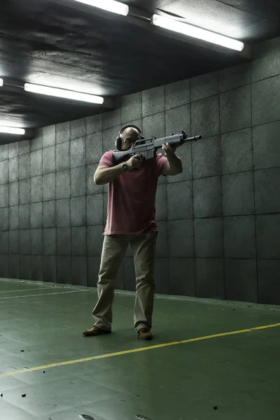 Man Aiming Tactical Weapon Indoor Shooting Range — Stock Photo, Image