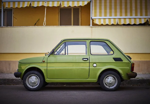 Vista Lateral Diurna Verde Fiat 500 Estacionado Rua — Fotografia de Stock