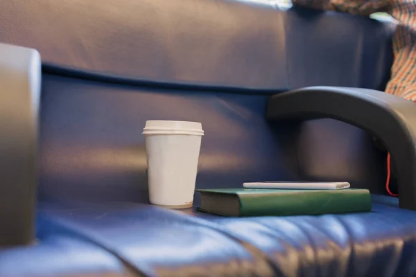 Kawa Aby Przejść Dokonać Rezerwacji Smartphone Siedzeniu Pociągu — Zdjęcie stockowe
