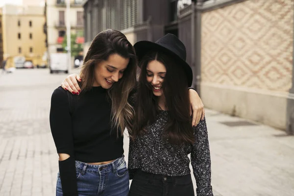 Dois Melhores Amigos Felizes Braço Braço Outono — Fotografia de Stock