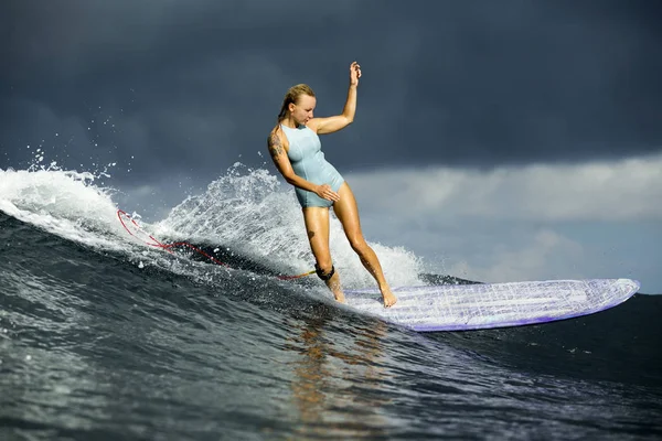 Indonesien Bali Ung Sportig Kvinna Surfa Havet — Stockfoto