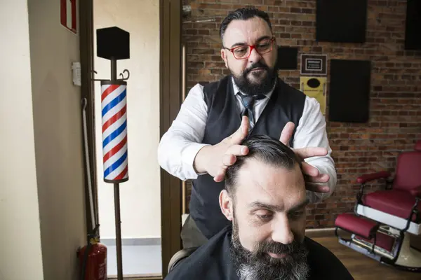 Barbier Vérifiant Coupe Cheveux Homme Dans Salon Coiffure — Photo