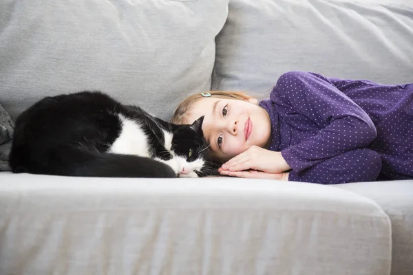 Portrait Little Girl Lying Couch Cat — Stock Photo, Image
