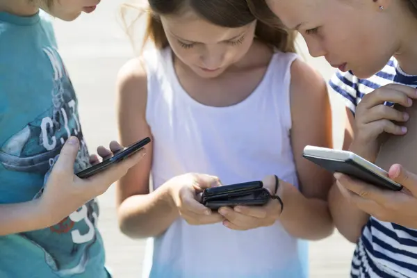 Tres Niños Pie Junto Con Teléfonos Inteligentes — Foto de Stock