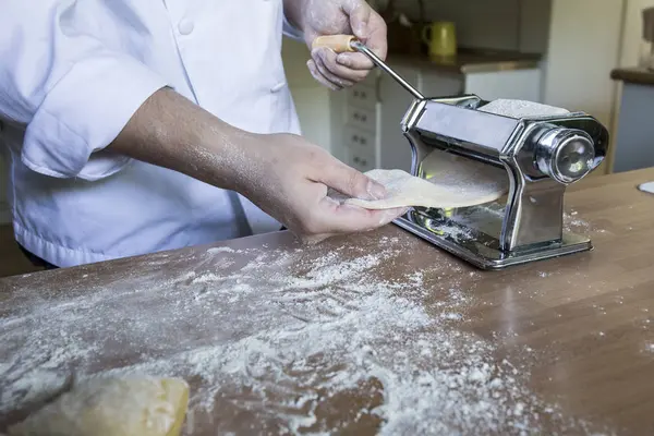 Manos Hombre Usando Una Pastelera Una Cocina —  Fotos de Stock