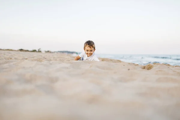 Schattige Kaukasische Kleine Jongen Plezier Aan Zandstrand — Stockfoto