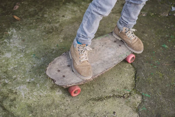 Ноги Мальчика Старом Скейтборде — стоковое фото