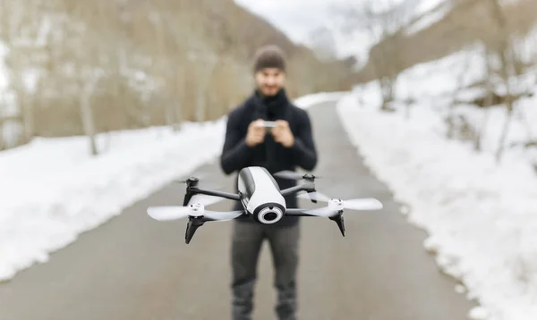 Spanje Asturias Man Navigeren Drone Besneeuwde Bergen — Stockfoto